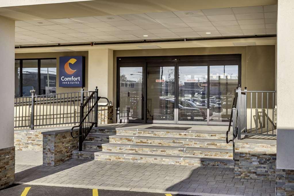 Comfort Inn & Suites Newark Liberty International Airport Exterior photo