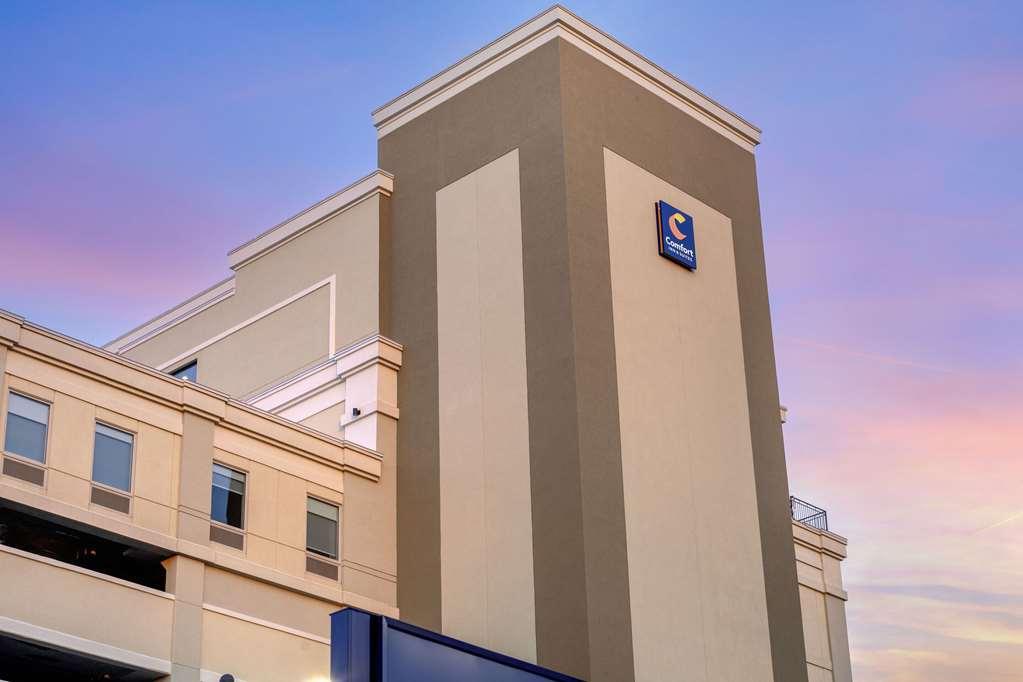 Comfort Inn & Suites Newark Liberty International Airport Exterior photo