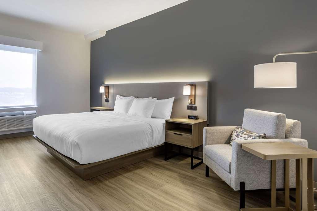 Comfort Inn & Suites Newark Liberty International Airport Room photo