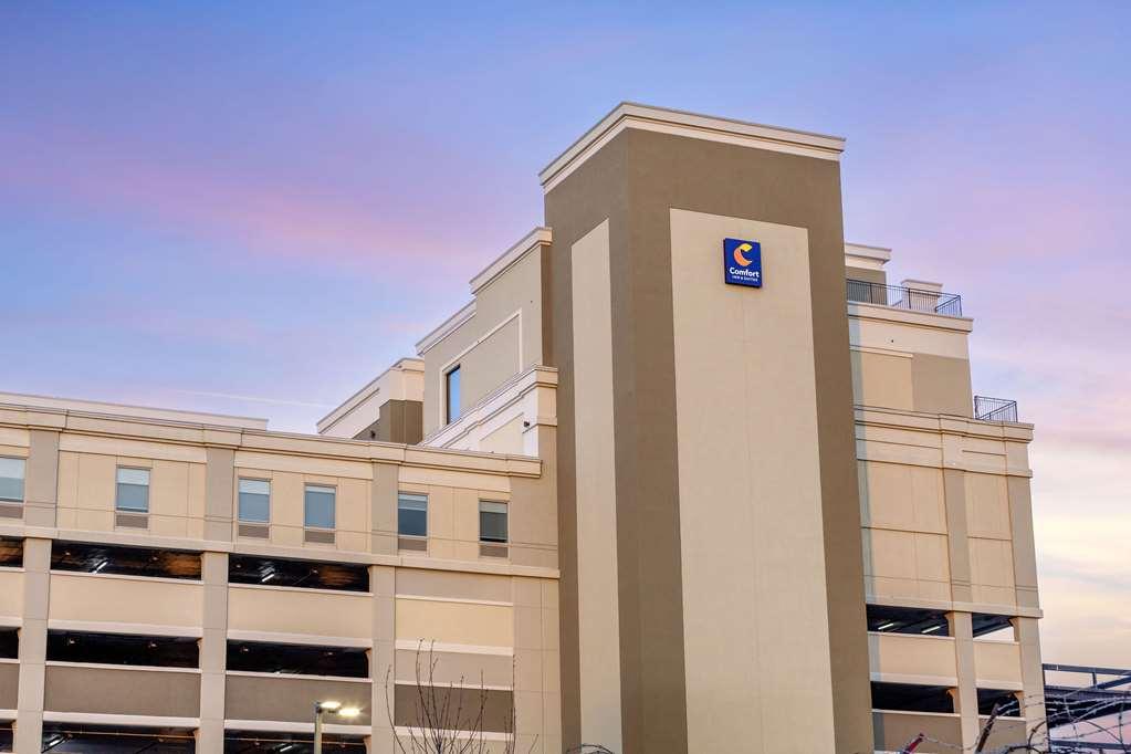 Comfort Inn & Suites Newark Liberty International Airport Exterior photo