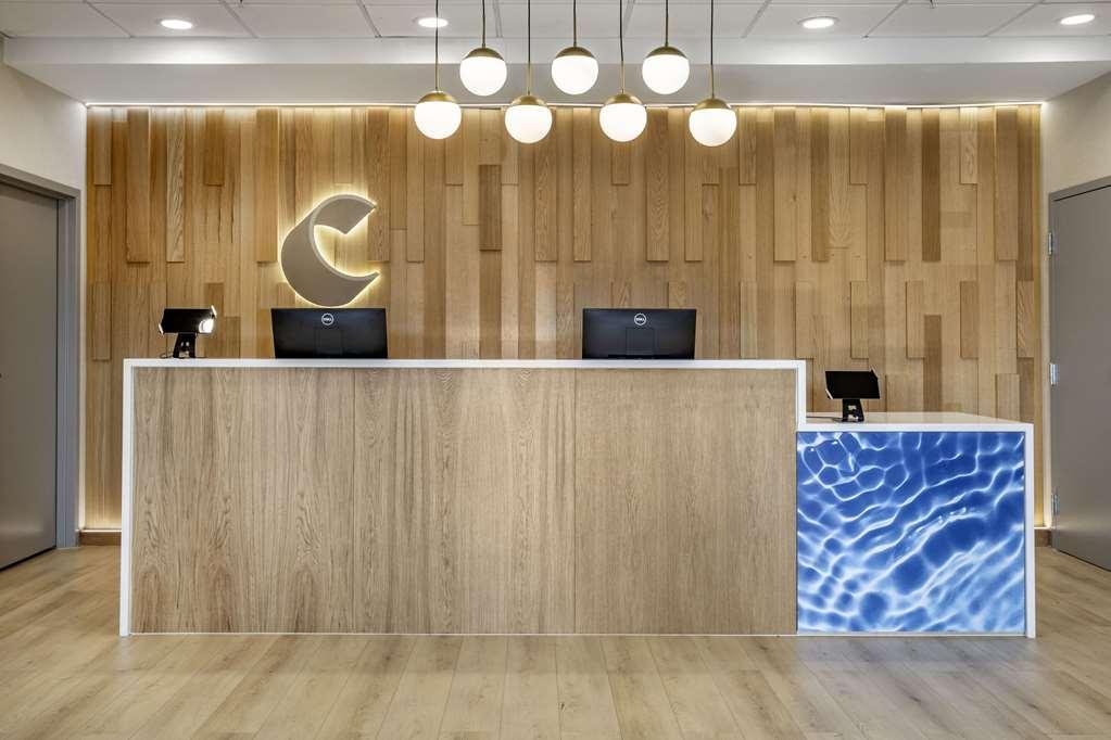 Comfort Inn & Suites Newark Liberty International Airport Interior photo