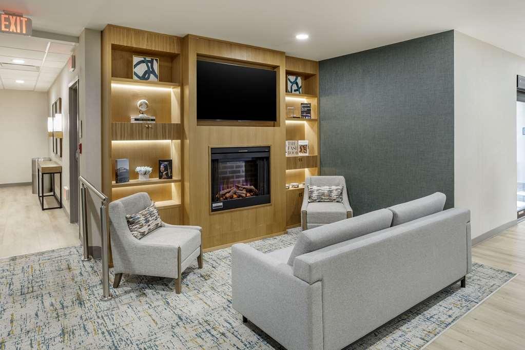 Comfort Inn & Suites Newark Liberty International Airport Interior photo