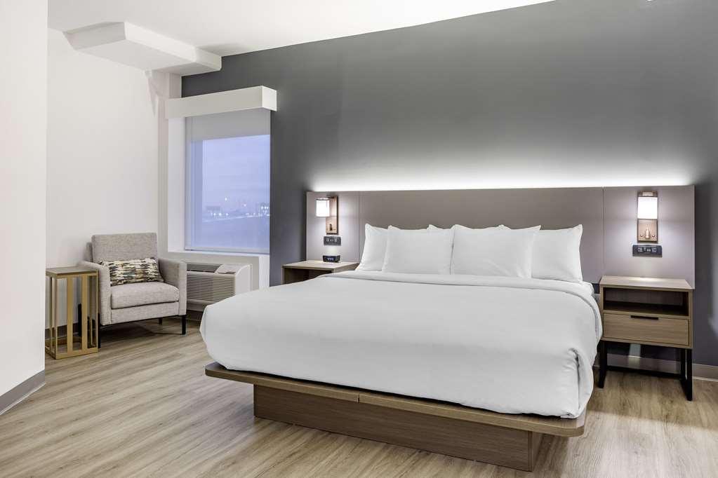 Comfort Inn & Suites Newark Liberty International Airport Room photo