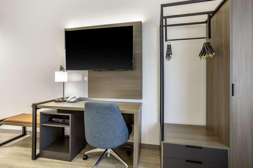 Comfort Inn & Suites Newark Liberty International Airport Room photo