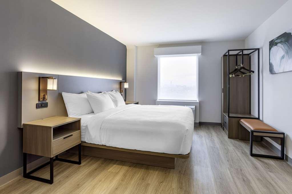 Comfort Inn & Suites Newark Liberty International Airport Room photo