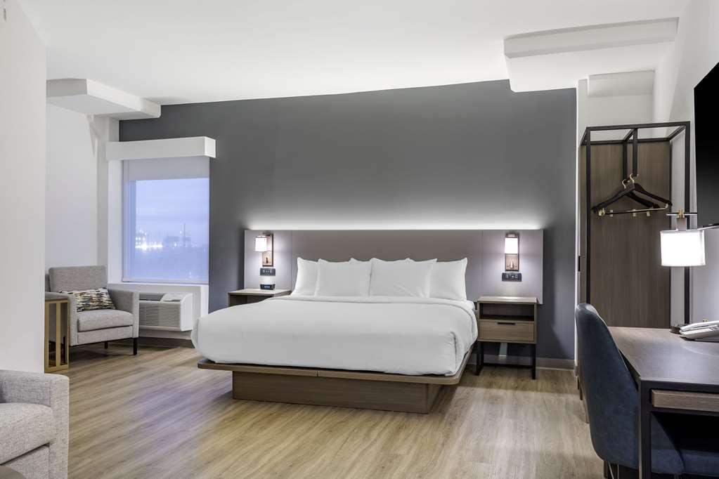 Comfort Inn & Suites Newark Liberty International Airport Room photo