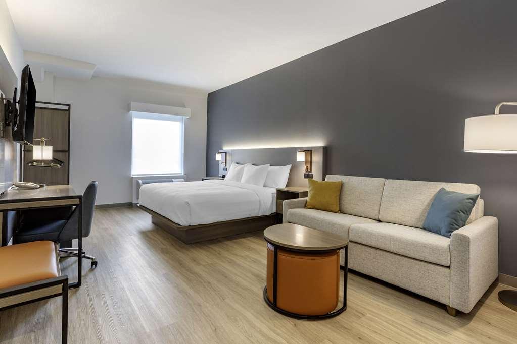 Comfort Inn & Suites Newark Liberty International Airport Room photo