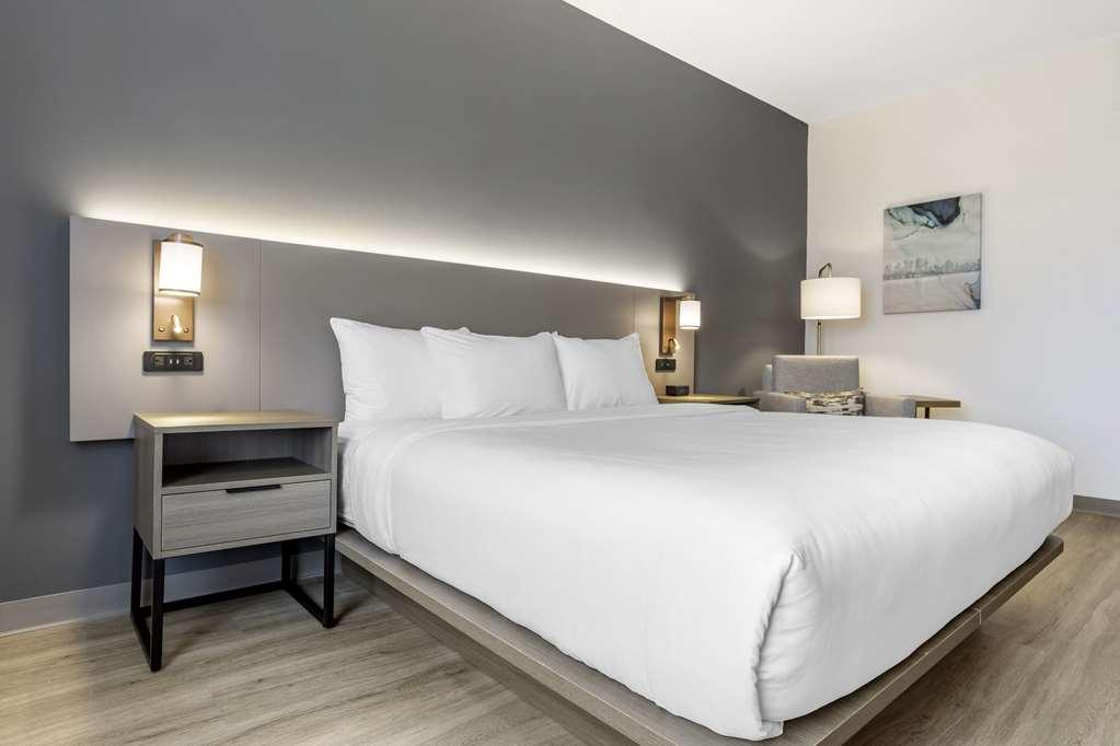 Comfort Inn & Suites Newark Liberty International Airport Room photo
