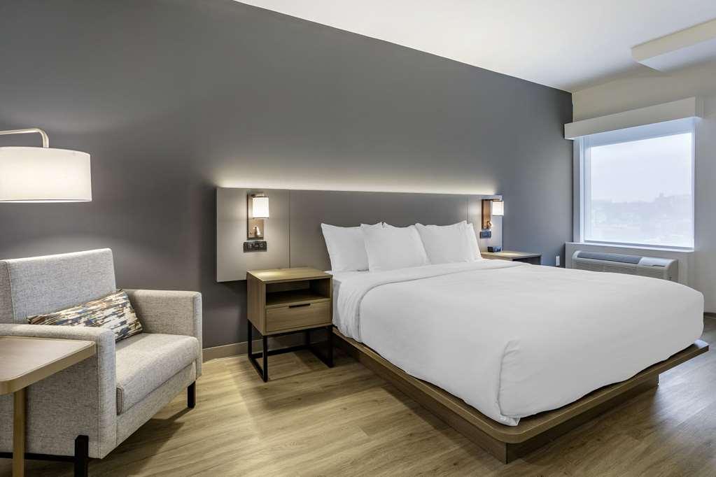 Comfort Inn & Suites Newark Liberty International Airport Room photo