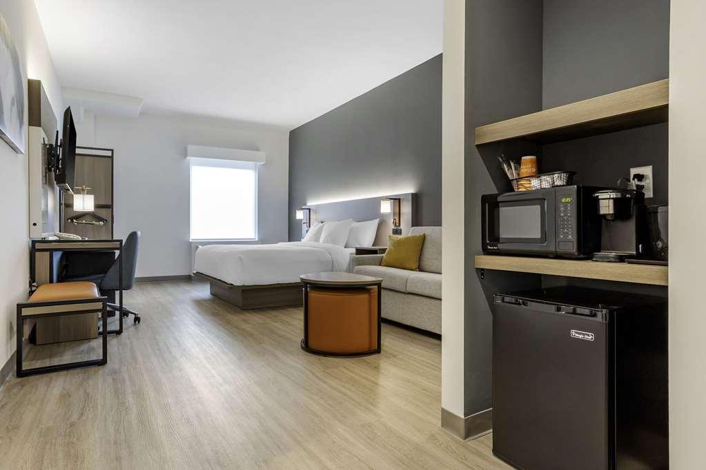 Comfort Inn & Suites Newark Liberty International Airport Room photo