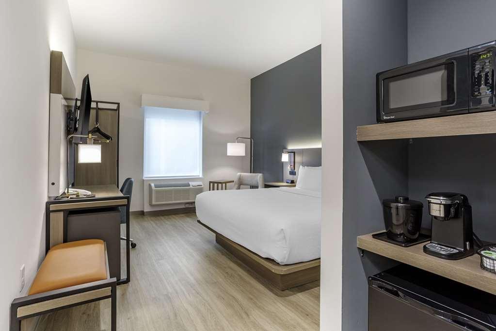 Comfort Inn & Suites Newark Liberty International Airport Room photo