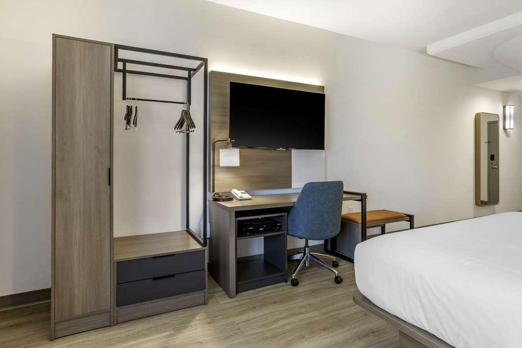 Comfort Inn & Suites Newark Liberty International Airport Room photo