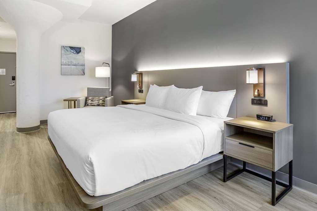 Comfort Inn & Suites Newark Liberty International Airport Room photo