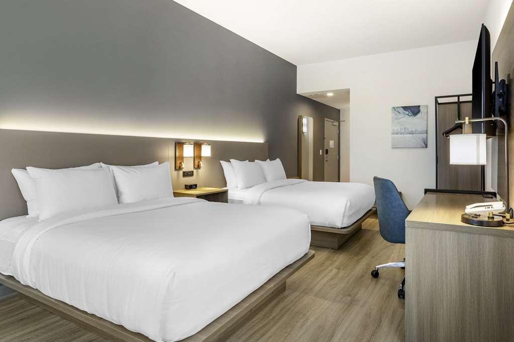 Comfort Inn & Suites Newark Liberty International Airport Room photo