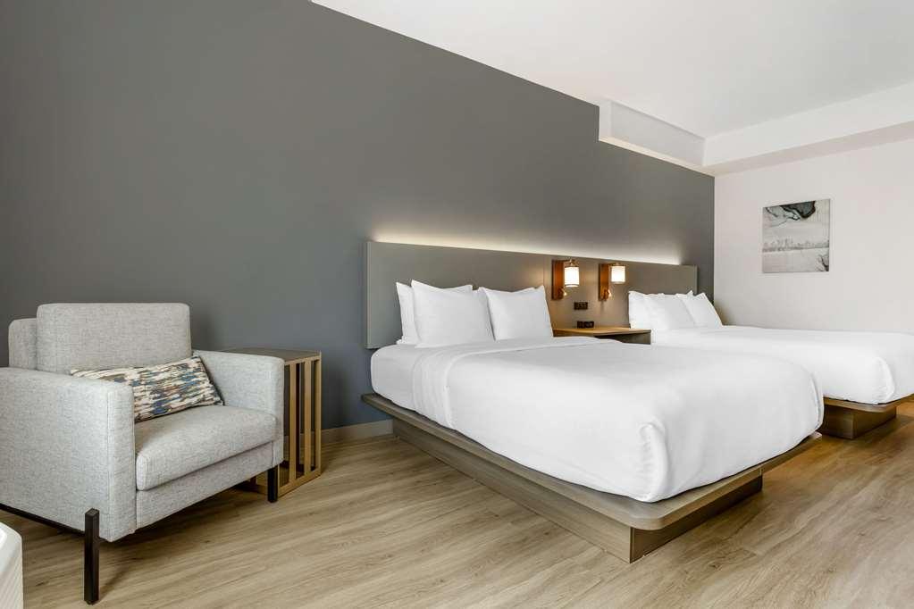 Comfort Inn & Suites Newark Liberty International Airport Room photo