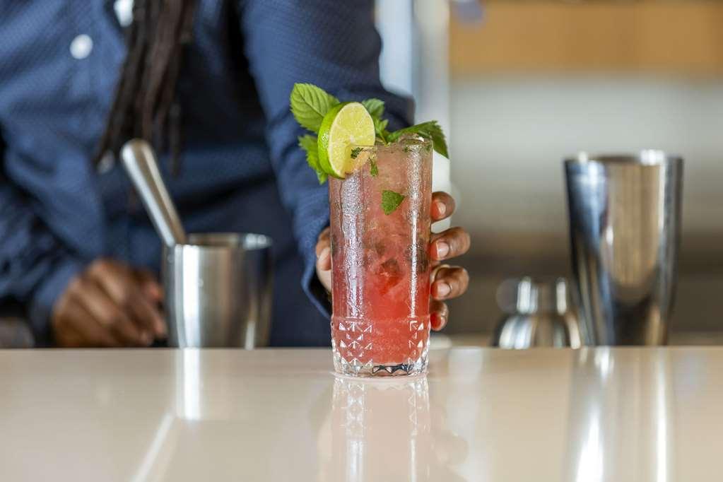 Comfort Inn & Suites Newark Liberty International Airport Restaurant photo