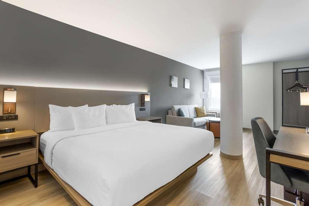 Comfort Inn & Suites Newark Liberty International Airport Room photo