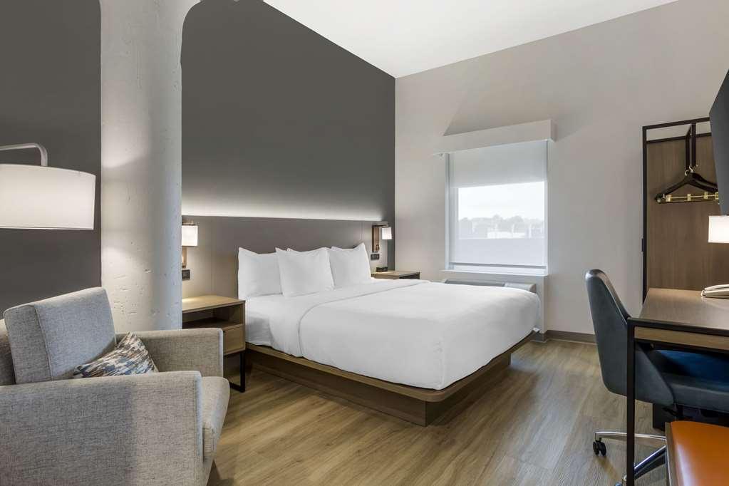 Comfort Inn & Suites Newark Liberty International Airport Room photo